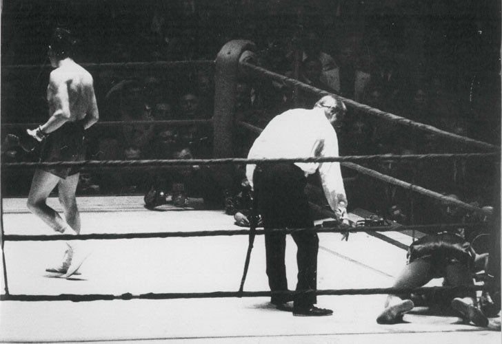 Increíblemente, a esa altura del combate, tanto los jueces como el árbitro tenían en sus tarjetas ventajas para Benvenuti. En las del suizo Aimé Leschot y el francés George Condre era de dos puntos y, en la del alemán Rudolf Durst, uno, todas para el italiano.