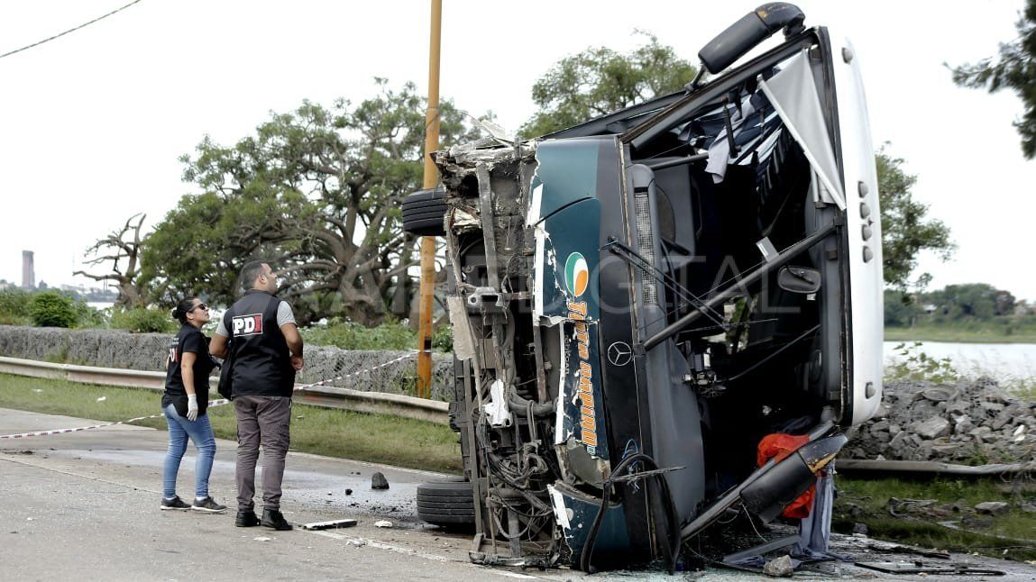 Totalmente destruido, así quedó el colectivo de intermedio que volcó en Circunvalación.
