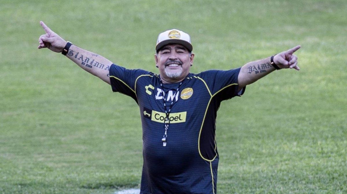 Maradona durante su primer partido como DT del