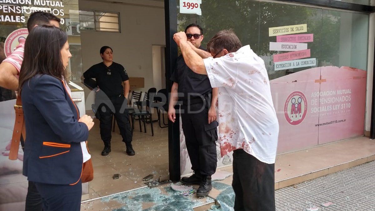 La víctima del asalto cuando contó lo que pasó al personal policial.