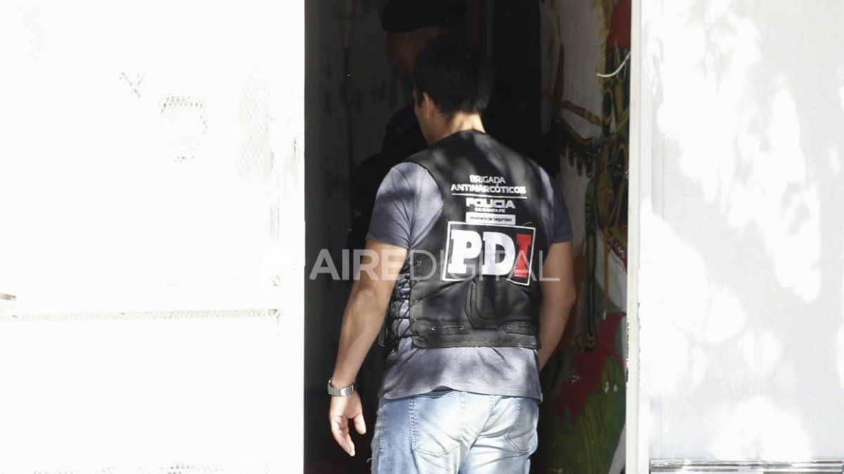 Uno de los pesquisas de la Brigada Antinarcótica cuando ingresaba a la casa.