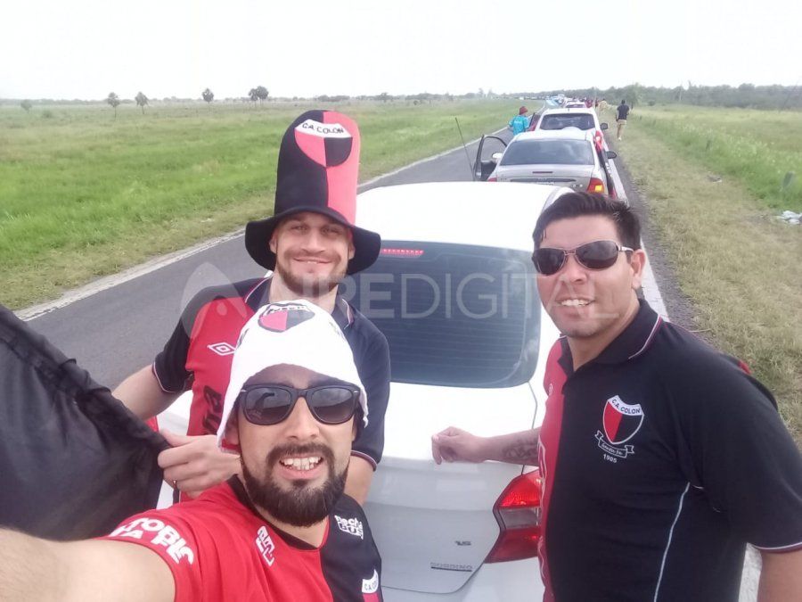 Los hinchas de Colón colapsaron la ruta a Paraguay este viernes