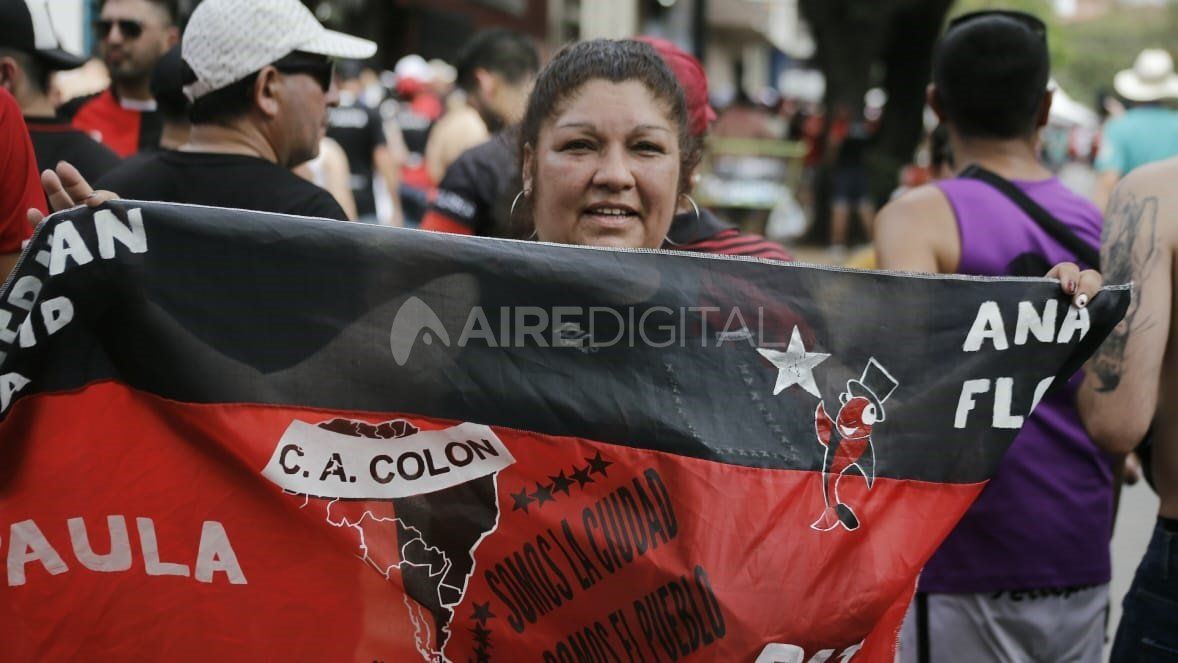 Hinchas de Colón antes de que comience la final de la Copa Sudamericana en Paraguay