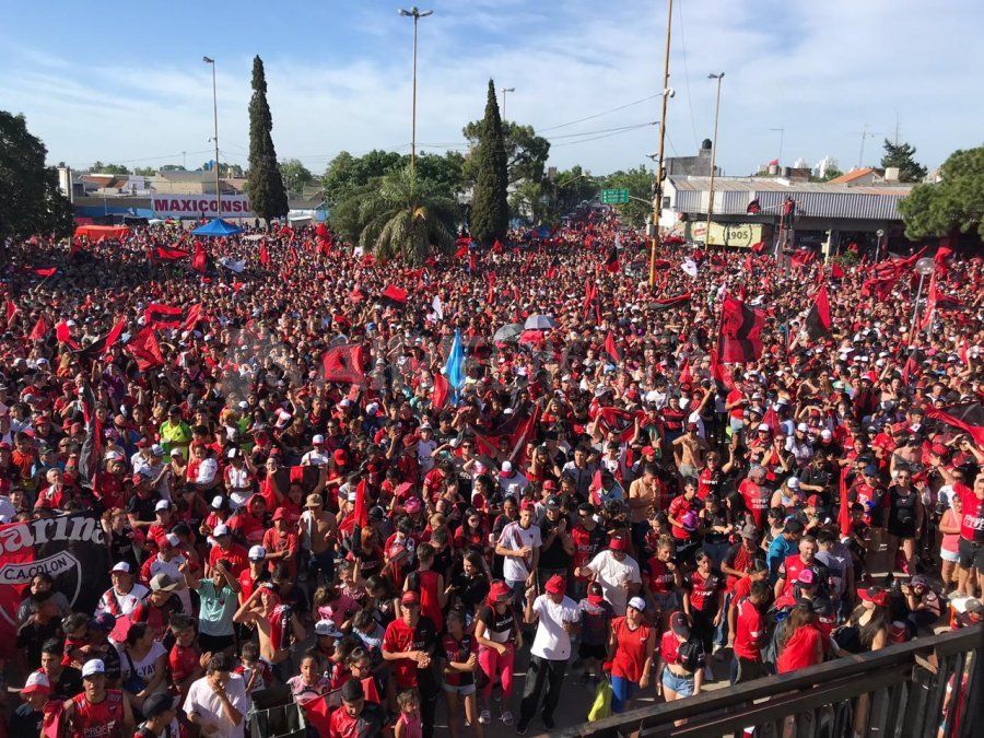 Los hinchas sabaleros se reunieron en las inmediaciones del club.