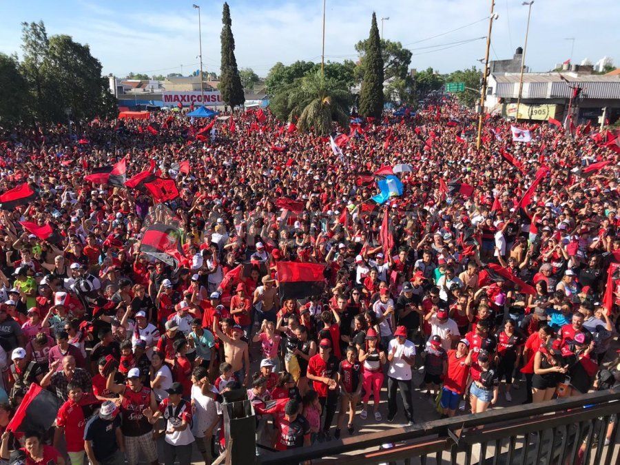Los colonistas coparon las inmediaciones del club.