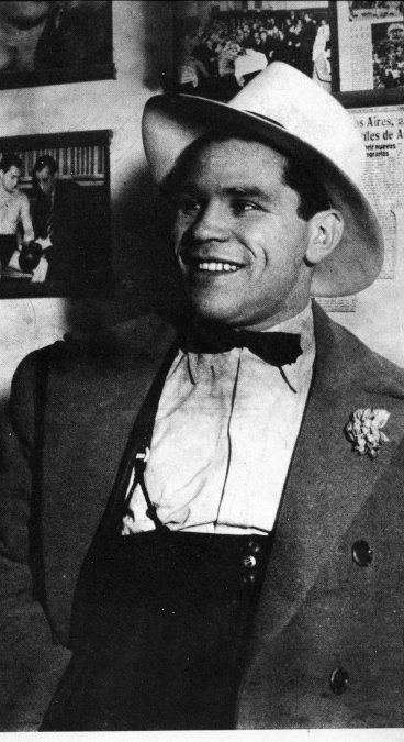 José María Gatica nació en Villa Mercedes, San Luis, el 25 de mayo de 1925. Con solo 10 años llegó a Buenos Aires con su madre, María Tomasa Correa, y dos de sus hermanos. Debutó como profesional el 7 de diciembre de 1945 y, rápidamente, se ganó la simpatía del público.