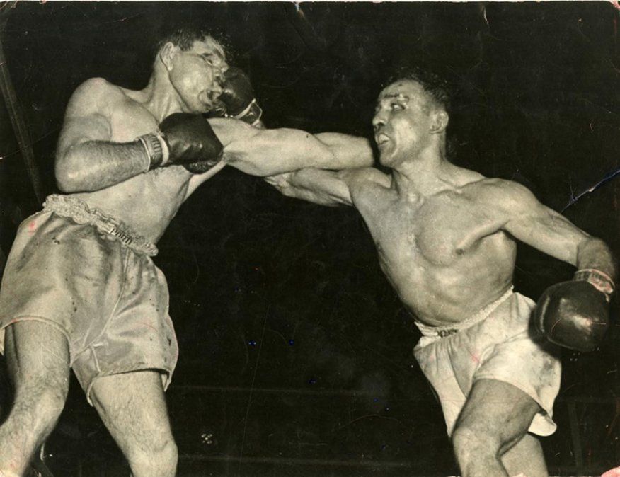 Prada –quien fuera campeón argentino y sudamericano liviano– y Gatica (izquierda) chocaron seis veces: dos como amateurs (ambas en la FAB y en 1942, con un triunfo para cada uno), y cuatro como profesionales (todas en el Luna Park, en 1946, 1947, 1948 y 1953, con dos victorias para cada uno). El saldo de los enfrentamientos quedó 1-1 (como aficionados), y 2-2 (como rentados).