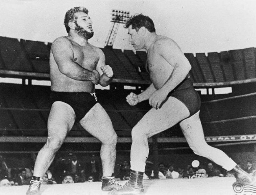 El miércoles 7 de agosto de 1957, Gatica anunció su debut como catcher con Martín Karadagian y, el sábado 10, en una lucha que realizó con el creador de Titanes en el Ring en la cancha de Boca, caería mal y sufriría una seria lesión en una rodilla, por lo que renquearía hasta su muerte.