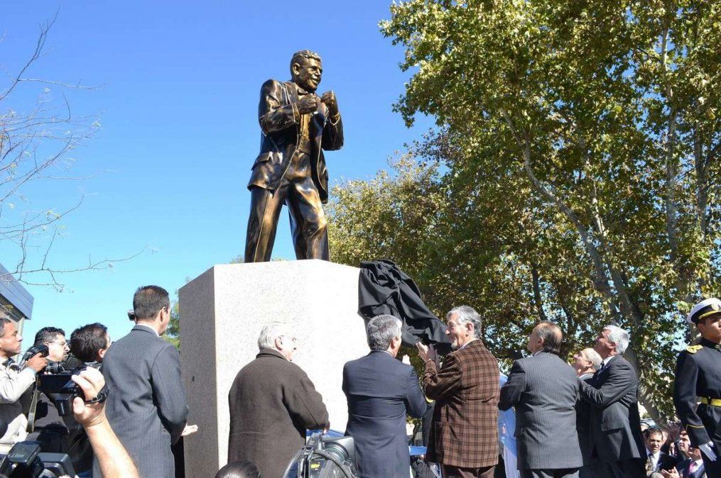 El jueves 23 de mayo de 2013, se exhumaron sus restos del Panteón Casa del Boxeador del cementerio de la Chacarita y, el sábado 25, cuando hubiera cumplido 88 años, se inauguró una imponente estatua en honor a Gatica –en la que luce su inconfundible sonrisa– frente al refaccionado Palacio de los Deportes de su Villa Mercedes natal donde, bajo la misma, su ataúd fue ubicado parado.
