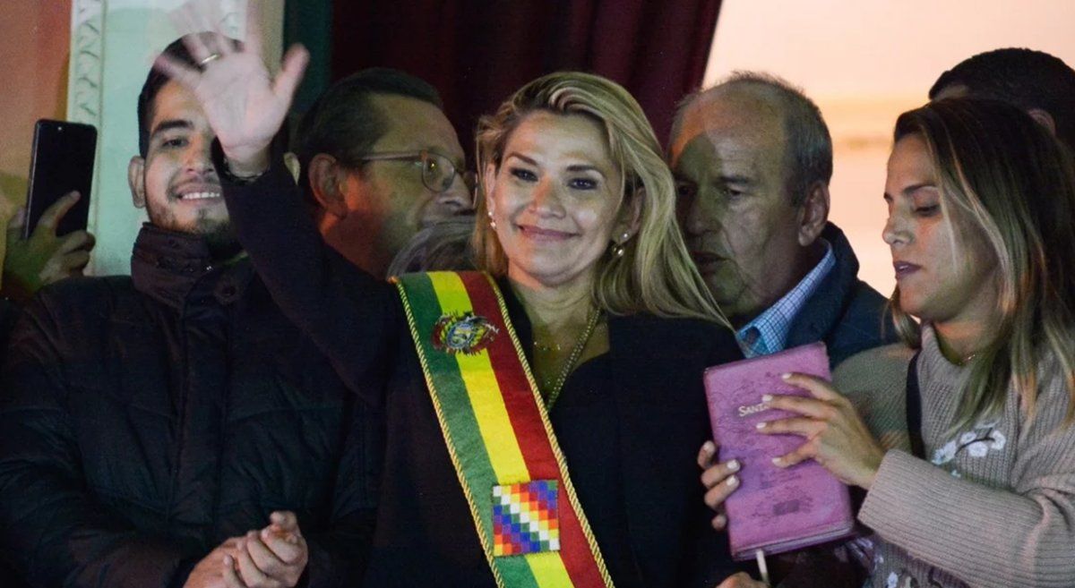 Para tomar el control del Ejecutivo en Bolivia, Añez se apoyó en el artículo 170 de la Constitución Política del Estado. La determinación fue respaldada minutos después de la sesión por el Tribunal Constitucional.