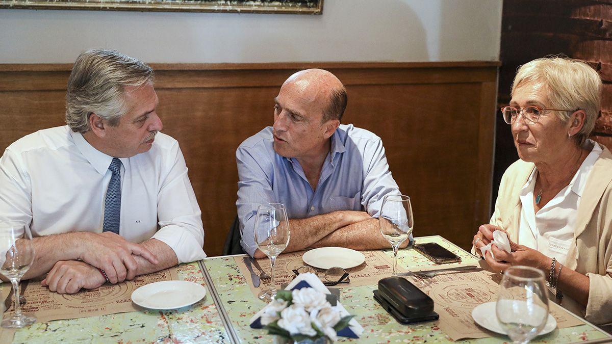 El presidente electo, Alberto Fernández, almorzó hoy con el candidato presidencial del Frente Amplio, Daniel Martínez, y su compañera de fórmula, Graciela Villar, en la parrilla El Berretín, en Montevideo.