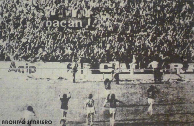 Los jugadores deliran con la hinchada visitante. Colón ganó en la avenida, con gol de la