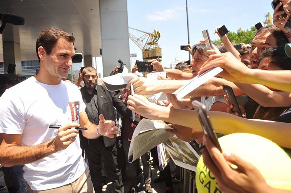 Federer saluda a sus fans en el hotel Hilton, en Buenos Aires. 18-11-2019