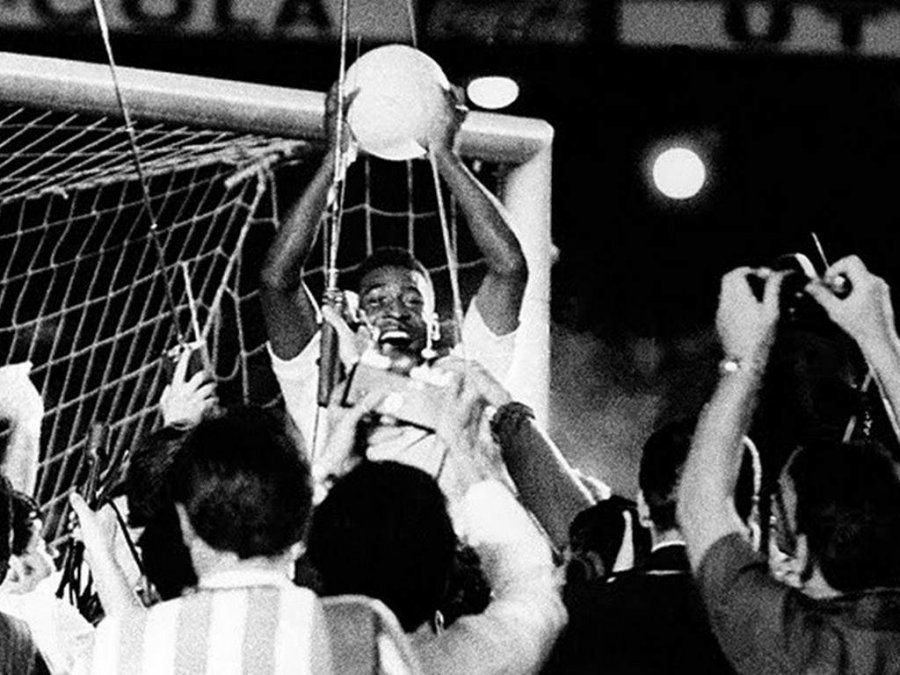 El registro oficial de aquella noche en el Estadio Maracaná determina que 65157 personas festejaron el gol 1000 de Pelé.