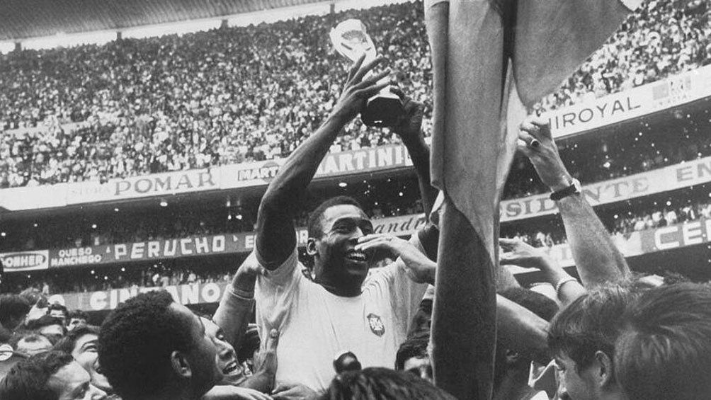Pelé en el Estadio Azteca, al conseguir su tercer mundial. 21 de junio de 1970.