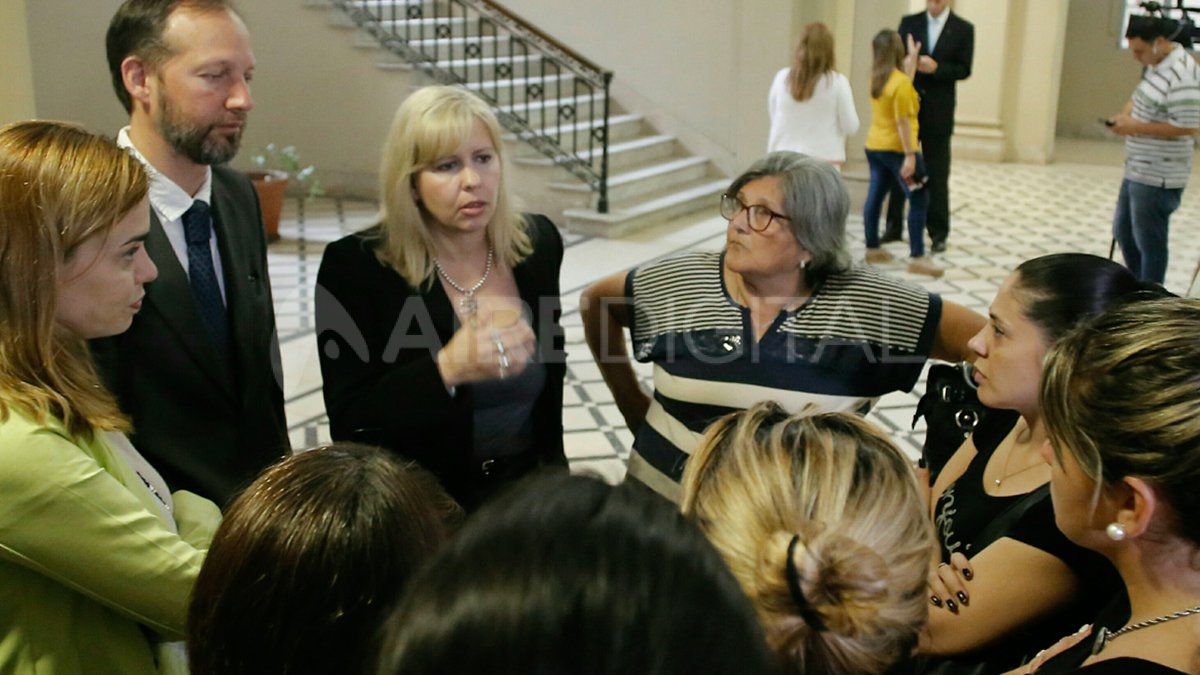 La fiscal Marcolín junto a Azucena, la mamá de Maxi, y los abogados querellantes Risso Patrón y Walker Torres