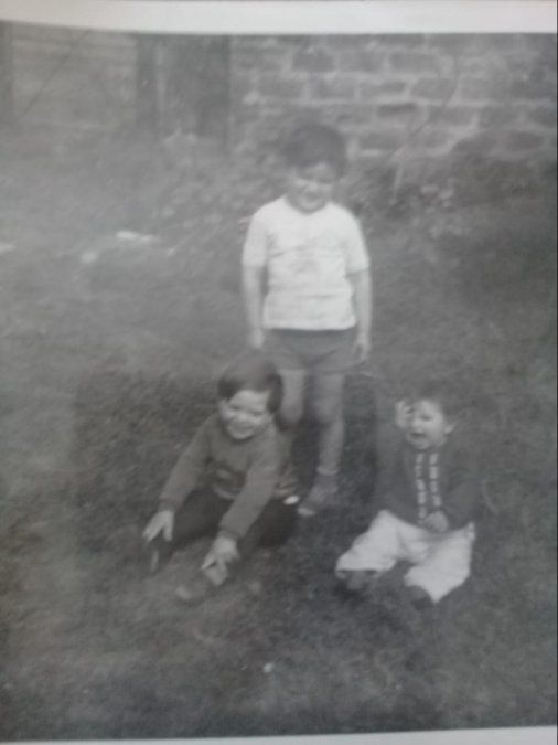 Alicia y sus hermanos Marito y Sergio.