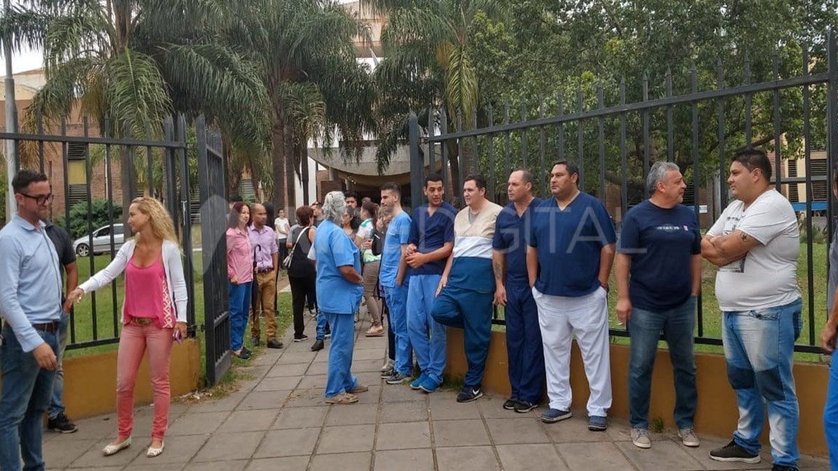 Los compañeros de Diego Zabala realizaron un abrazo simbólico esta mañana en el hospital Alassia