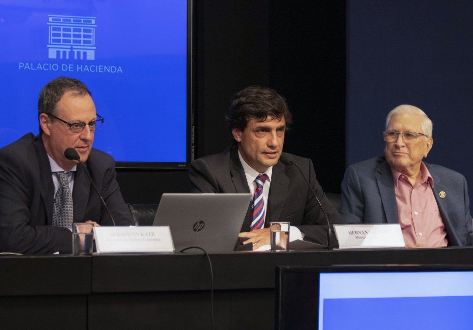 El ministro de Hacienda, Hernán Lacunza, junto al secretario de Política Económica, Sebastián Katz, y el Director del INDEC, anuncian tarde el envío al Congreso del proyecto de Ley de Estadística. Foto NA: INDEC