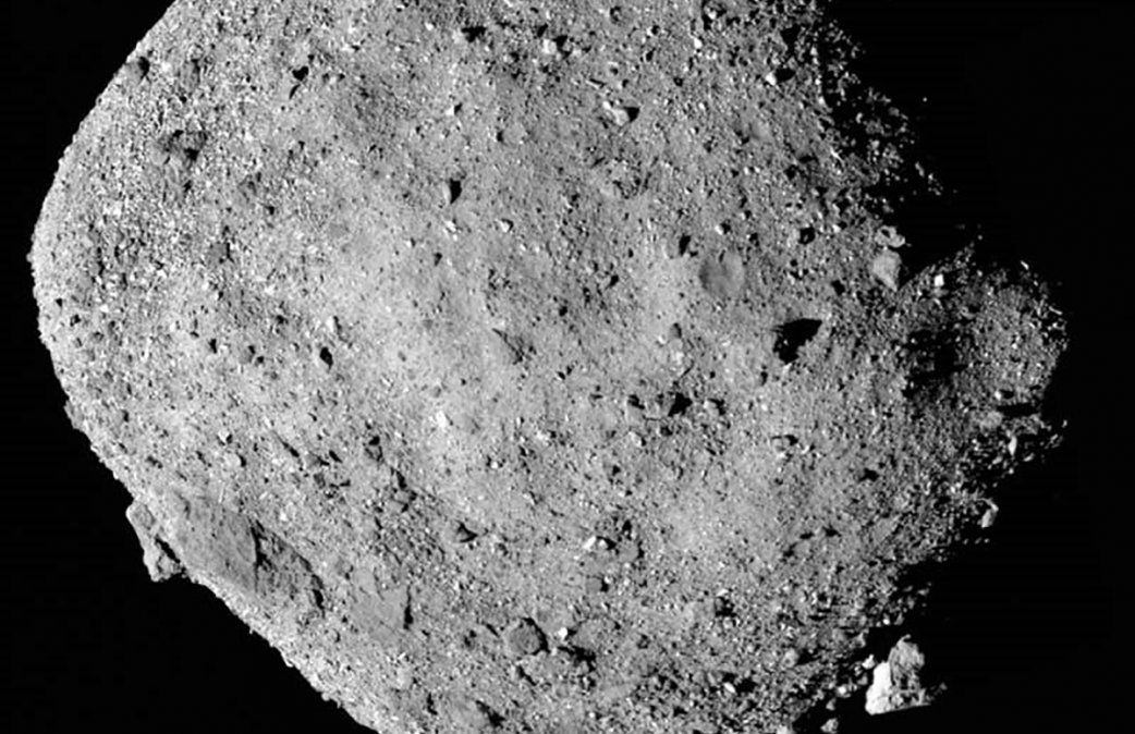 Esta es una imagen del asteroide Bennu creada a partir de varias imágenes captadas por la nave espacial OSIRIS-REx de la NASA. El descubrimiento de azúcares en meteoritos respalda la hipótesis de que las reacciones químicas en los asteroides, los cuerpos principales de muchos meteoritos, pueden producir algunos de los ingredientes de la vida. Crédito de la imagen: NASA/Goddard/Universidad de Arizona