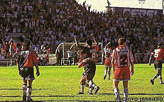 Toresani abraza a Rodriguez Peña. Colón 2-1 Estudiantes, Clausura 1996. Foto: Archivo Sabalero