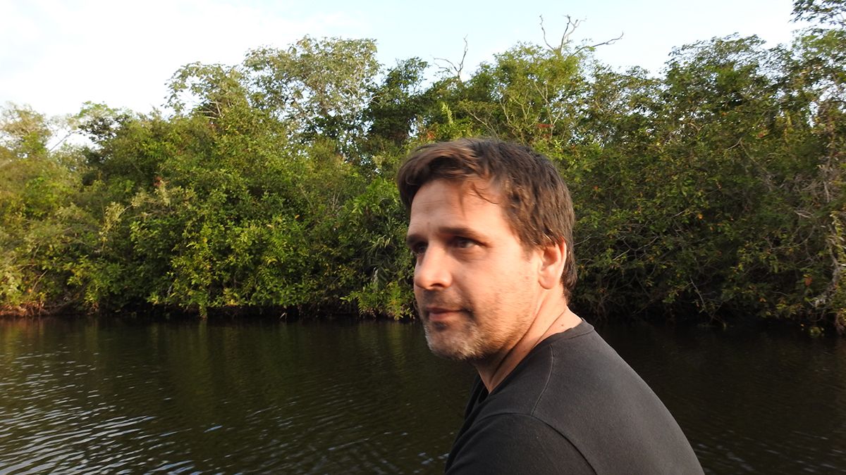 Gustavo Rotta es biólogo e hizo su tesis doctoral sobre los monos carayá. Aquí en un recorrida por la zona de islas de Santa Fe.