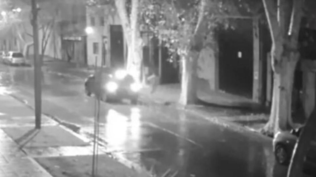 Así huía en auto el ejecutor de los disparos contra Marcos Guenchul.