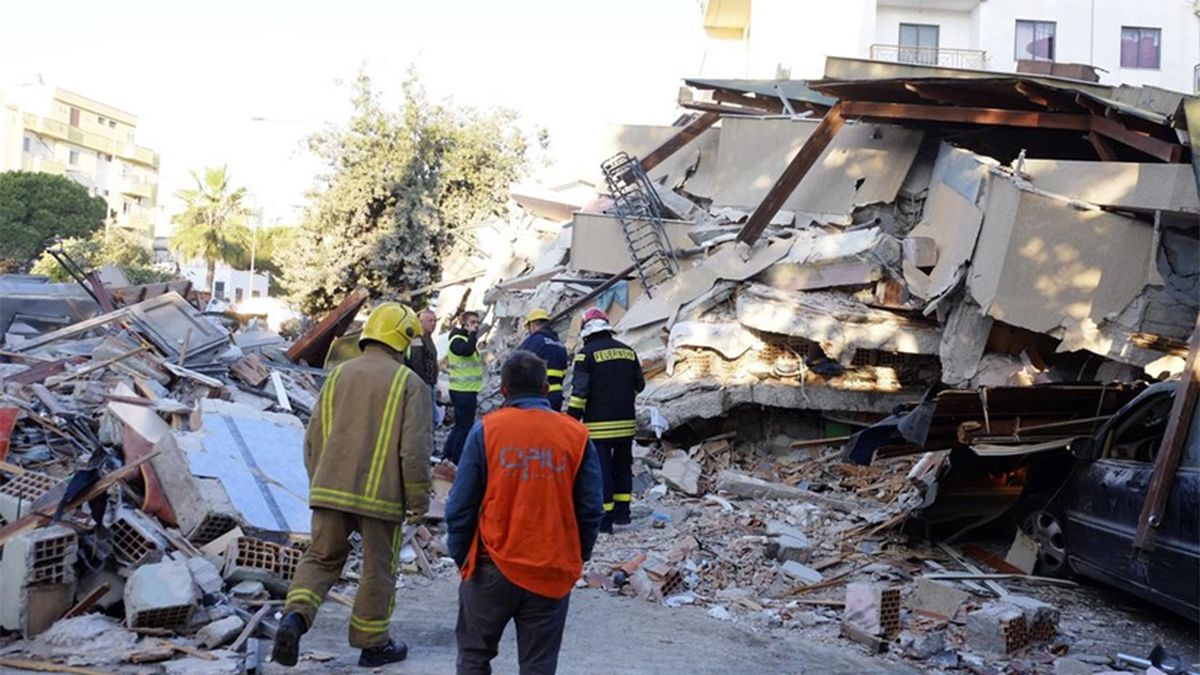 Bomberos junto a un edificio dañado después de un terremoto de magnitud 6,4 en Durres, Albania