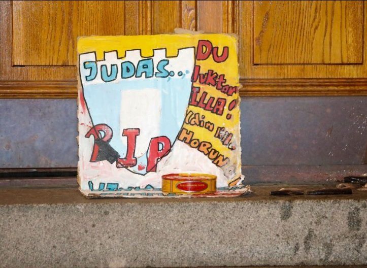 Este es el mensaje que dejaron en la puerta de una las viviendas que el sueco tiene en Dinamarca.