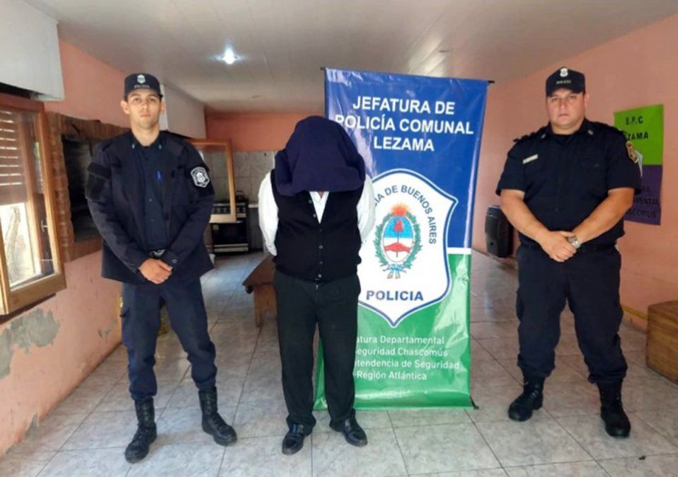 Buenos Aires. El chofer del micro que volcó en la ruta 2, Alberto Maldonado, tras ser aprehendido en Lezama por la Policía Bonaerense este jueves al mediodía.