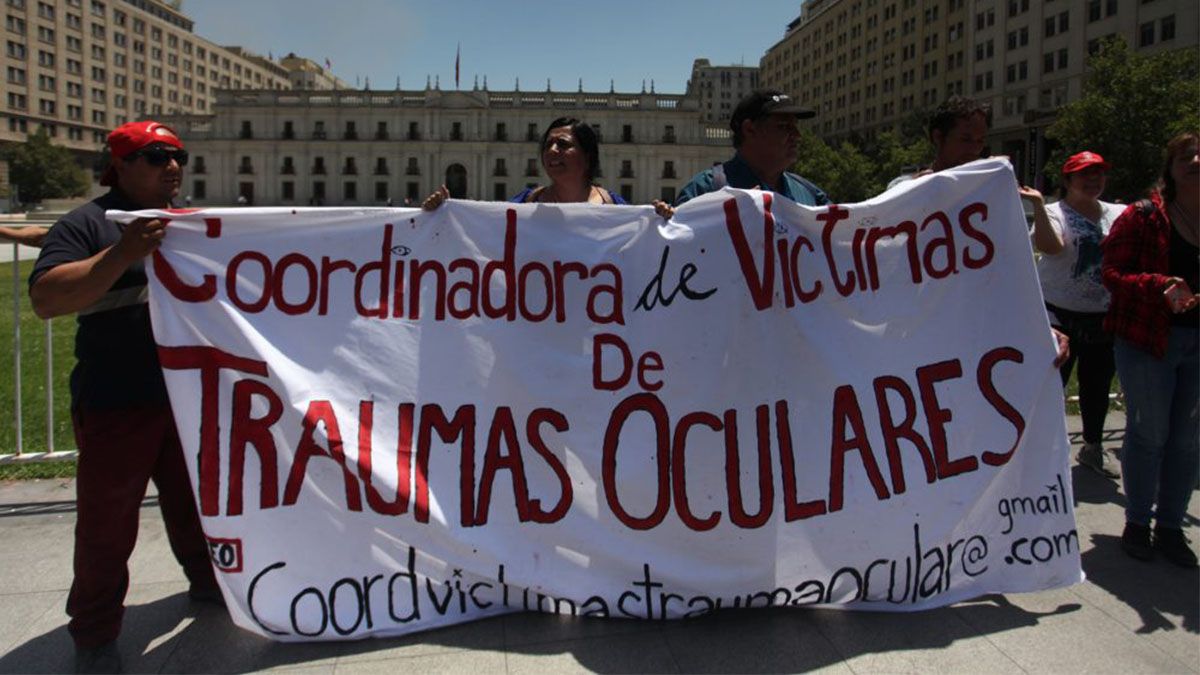 Coordinadora de Víctimas de Traumas Oculares protestaron frente a La Moneda.