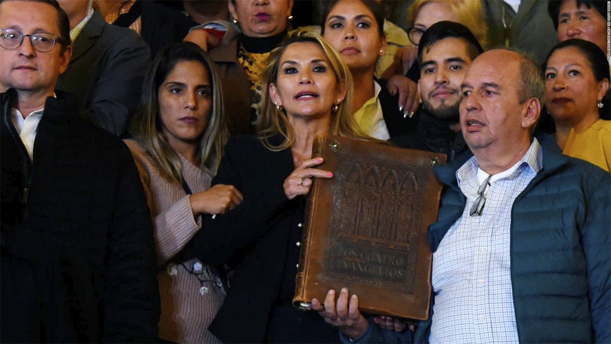 Jeanine Áñez regresó la Biblia al Palacio de Gobierno en Bolivia.