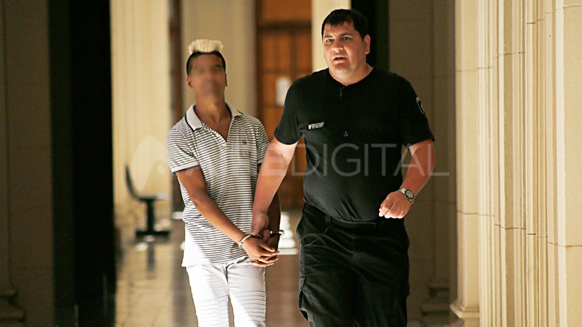 Así llegó esposado el acusado a la sala 5 de del primer piso de tribunales.