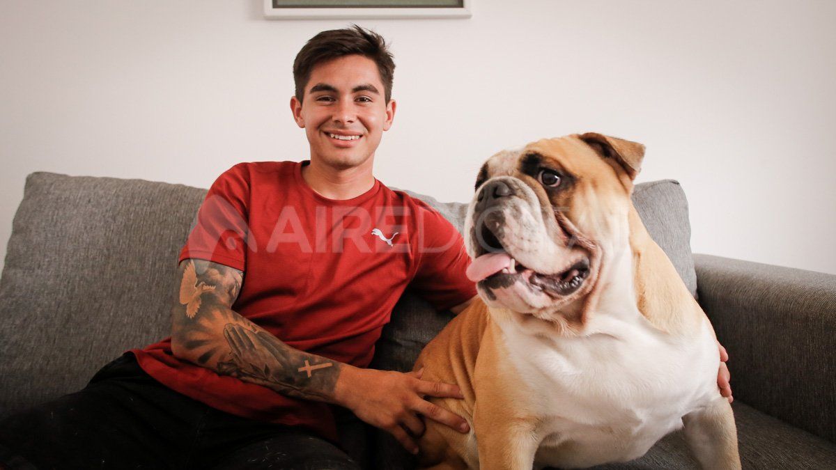 Braian posa junto con