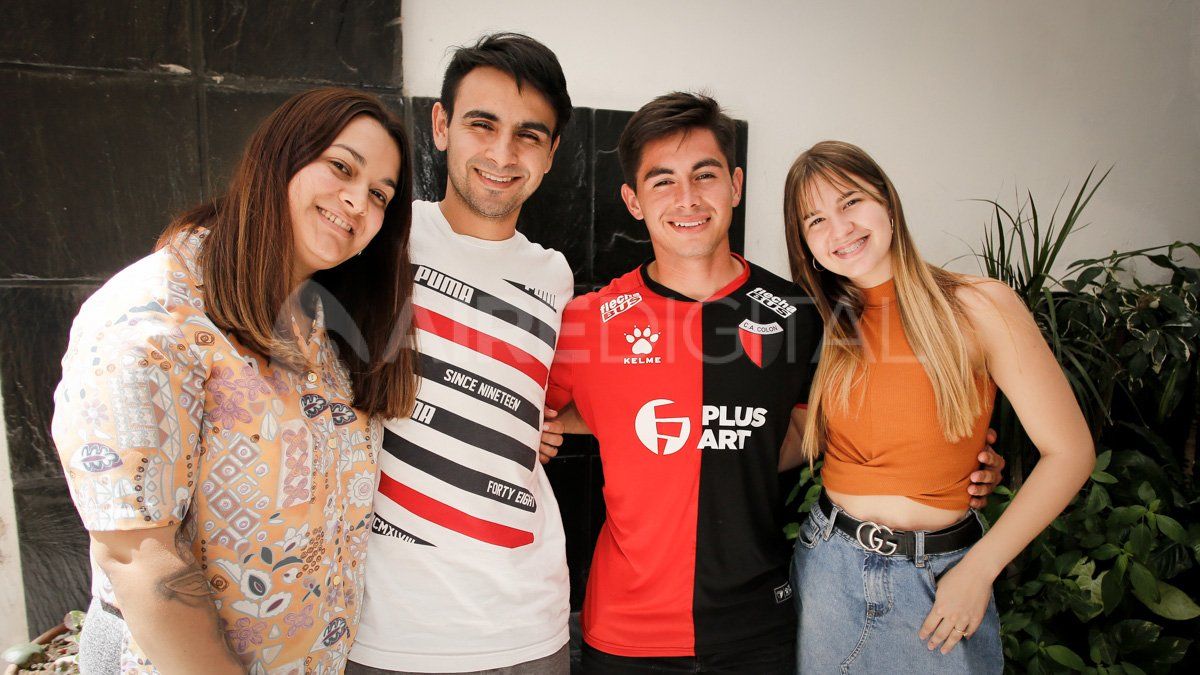 Daniela, su cuñada, Alan, su hermano y María, su novia.