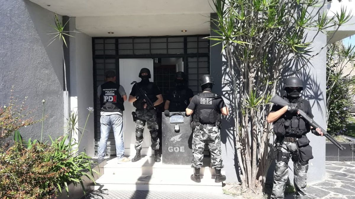 El momento en que la fuerza irrumpió en Echagüe al 6900 donde vivía Saravia y Albaristo.