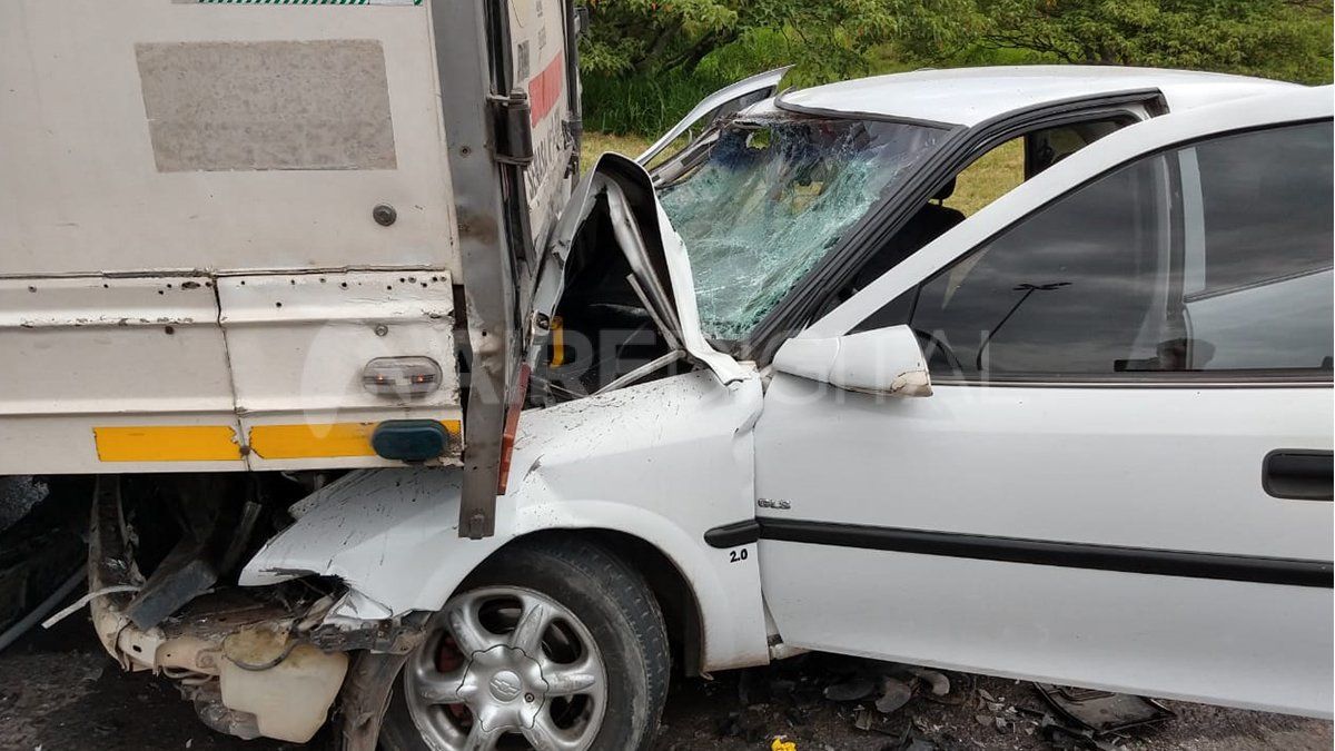 Un auto se incrustó en un camión