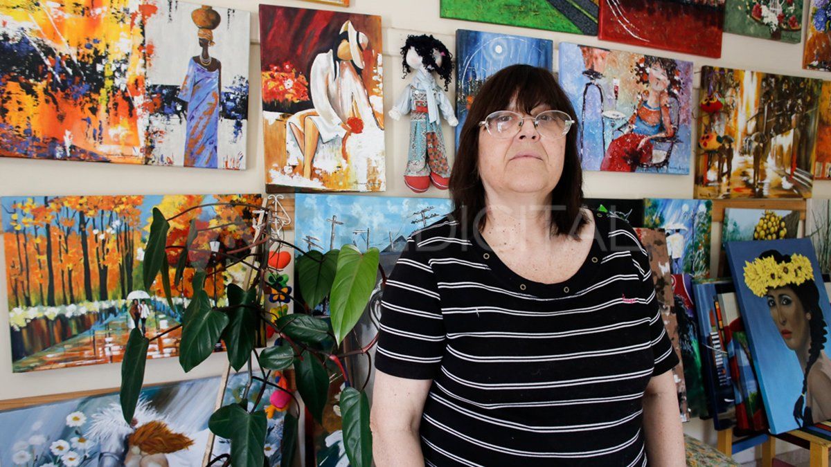 Graciela entre pinturas.