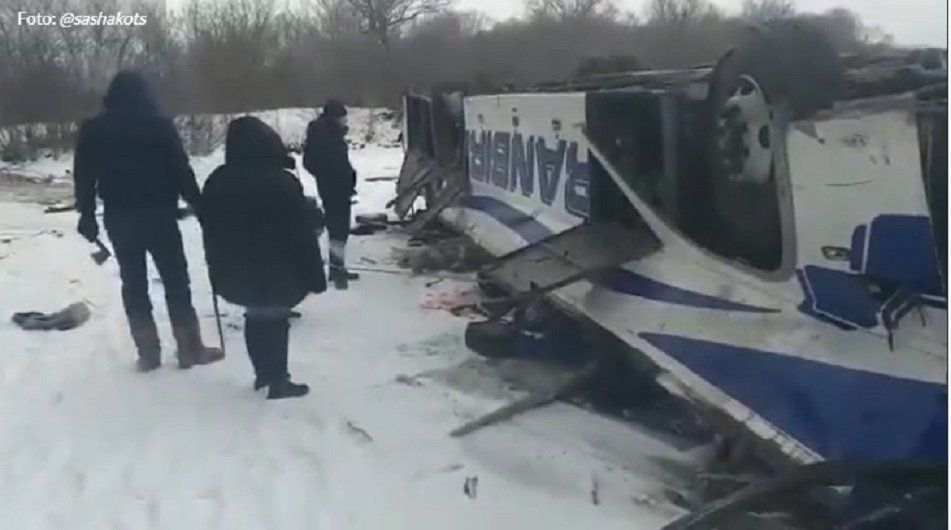 Tragedia en Rusia un colectivo cayó de un puente a un río congelado y hay cerca de 20 muertos