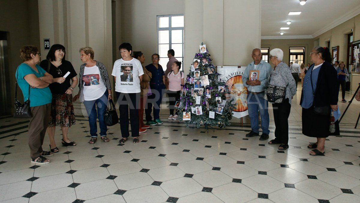 Este lunes, el arbolito de las víctimas de la inseguridad estuvo presente en el hall de tribunales.