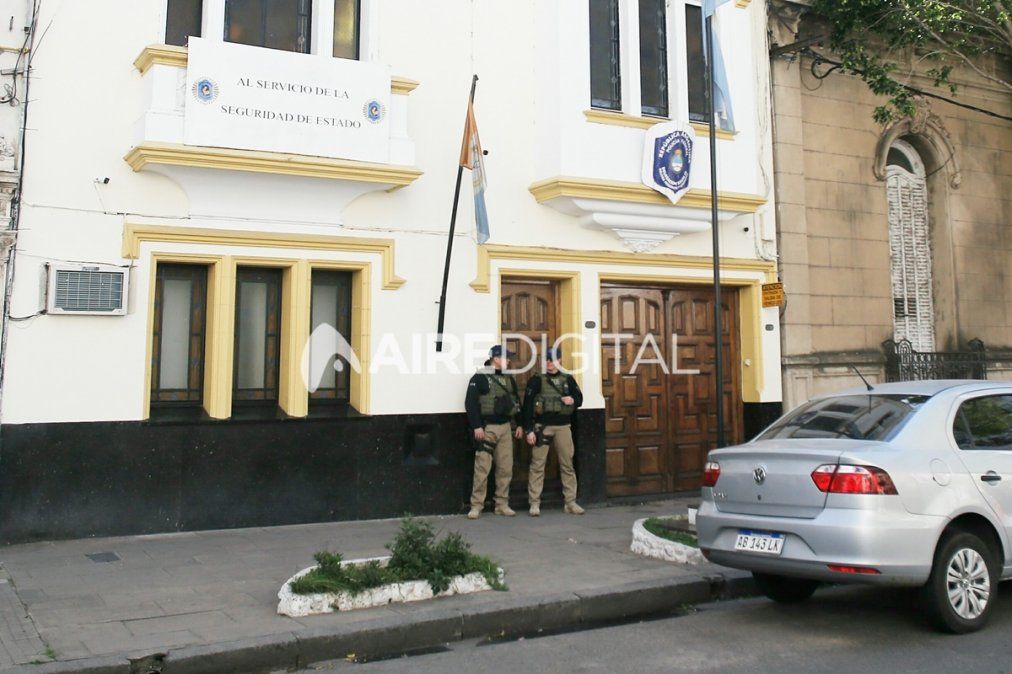 Valdés y Bellagio fueron detenidos durante un allanamiento a la delegación Santa Fe de la Policía Federal Argentina, motivado por las irregularidades detectadas durante la investigación del ataque que el exjefe sufrió en la autopista Rosario - Buenos Aires