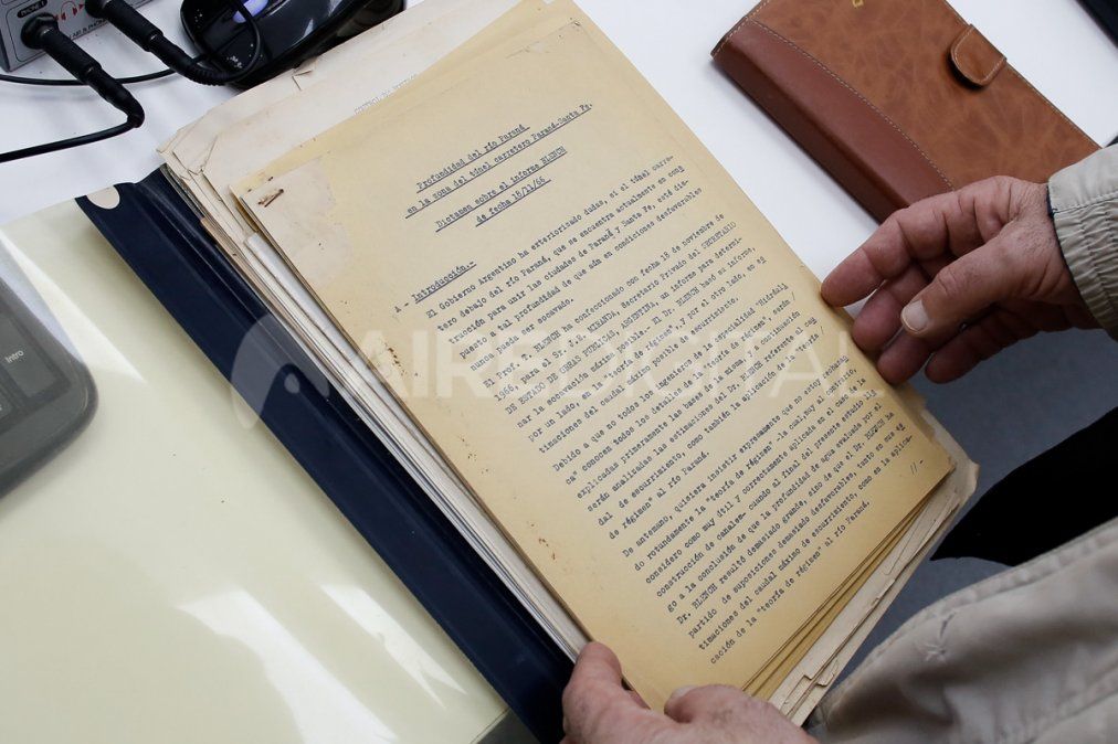 Micheloud guarda los documentos y pliegos de la obra de construcción del túnel.