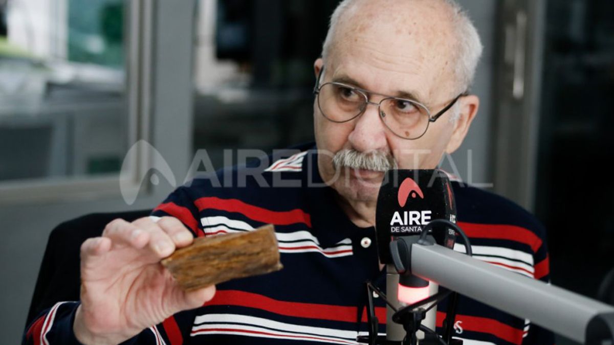 Micheloud conserva uno de los trozos del árbol petrificado que encontraron con la draga.