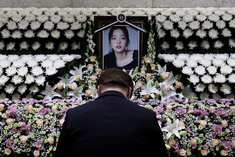 Un hombre rinde homenaje en un altar conmemorativo en honor a la estrella de K-pop, Goo Hara, en el Hospital St. Mary de Seúl, Corea del Sur. Chung Sung-Jun/Pool via REUTERS.