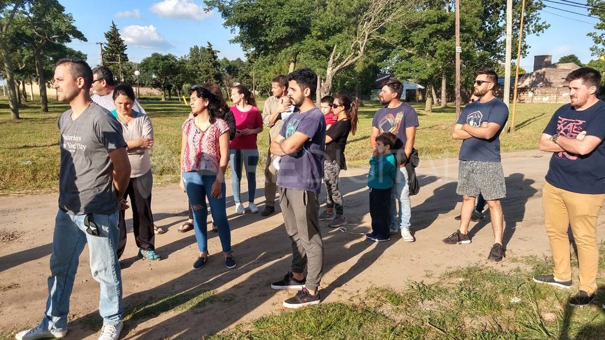 Los vecinos de barrio Santa Fe se reunieron para reclamar medidas de seguridad.