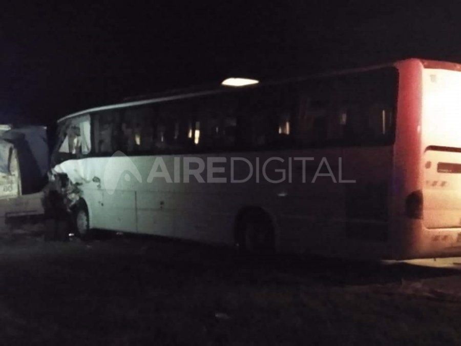 Choque entre un camión y un colectivo / Autopista