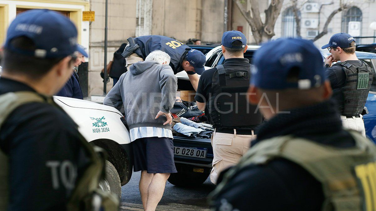 El momento en que la Tropa de Operaciones Especiales encontró el bolso con supuestos restos de anfetamina.