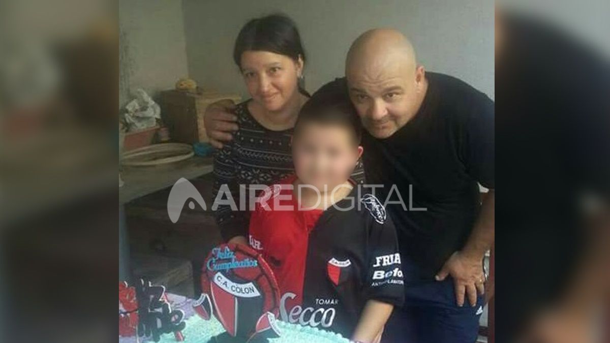 Julio Alberto Martínez tenía 48 años al momento de su muerte. Conocido como "Gordo" o "Pelado" en su círculo íntimo, convivía con su pareja y su hijo de 10 años en una modesta vivienda del barrio San Lorenzo, en el sur de la ciudad.