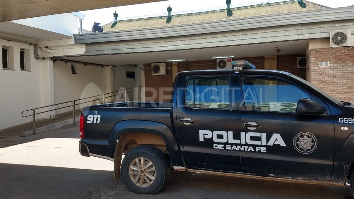 El móvil policial que escoltó el arribo de la ambulancia que trasladaba al comerciante al Hospital Cullen