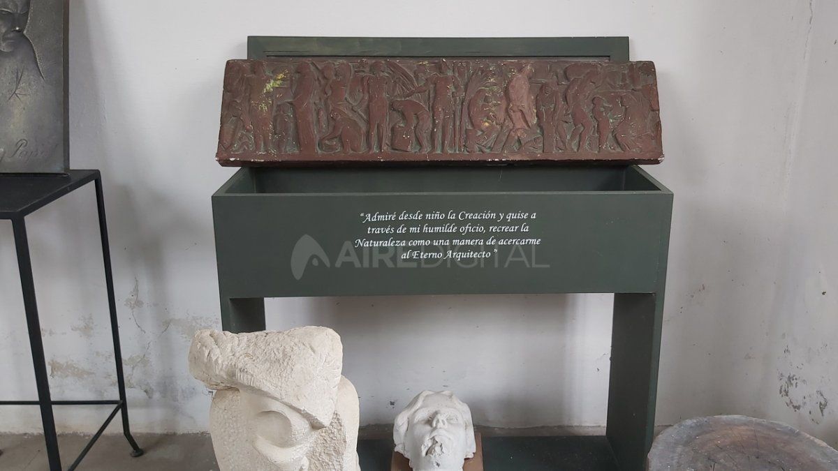 La réplica del mural para el Túnel Subfluvial con el que Bardonek fue premiado y que se exhibe en su taller de calle Grand Bourg.